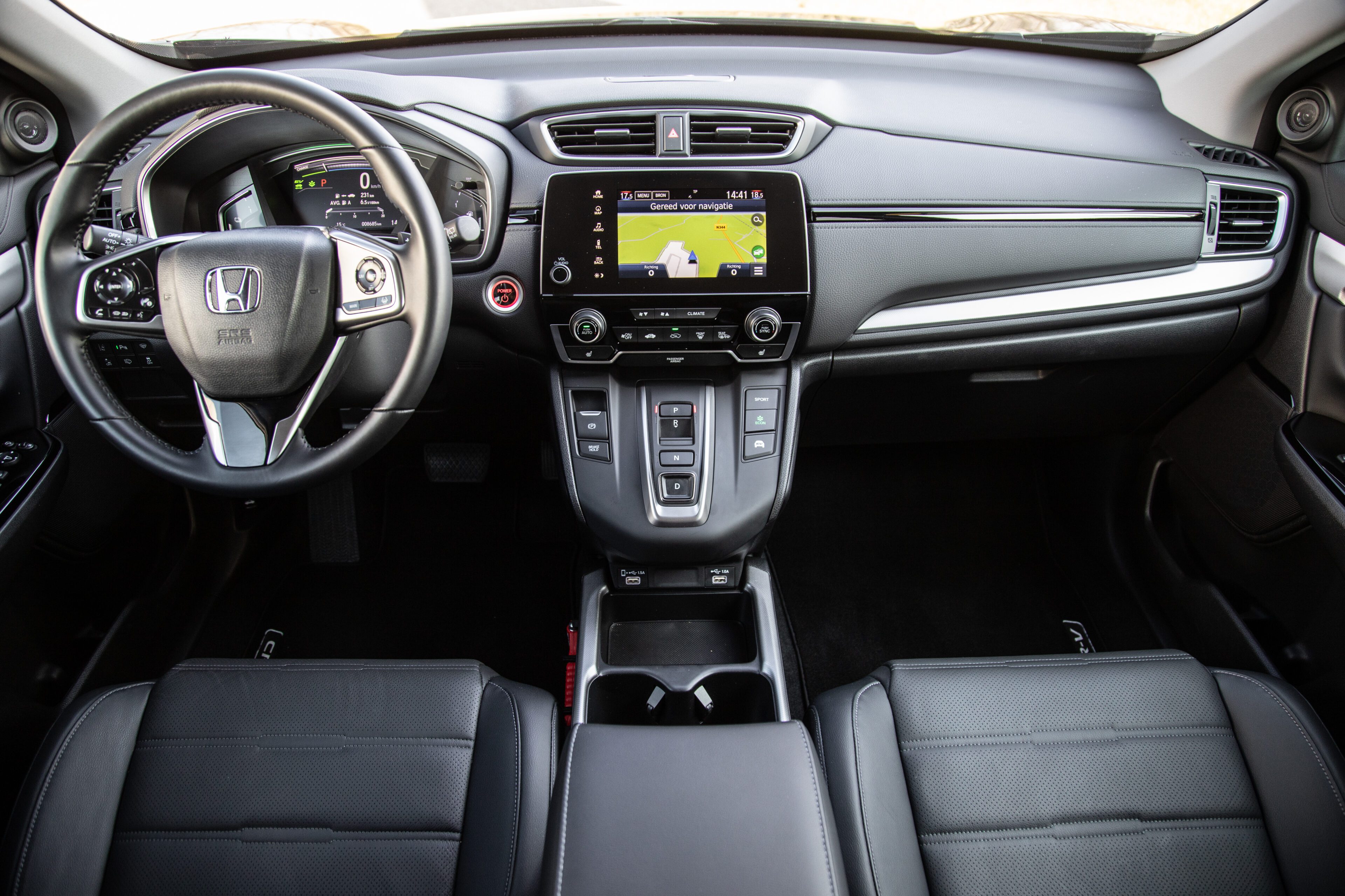 In de volledige auto vindt u stijlvol gestikte soft-touch panelen, waardoor u omringd wordt door comfort en elegantie