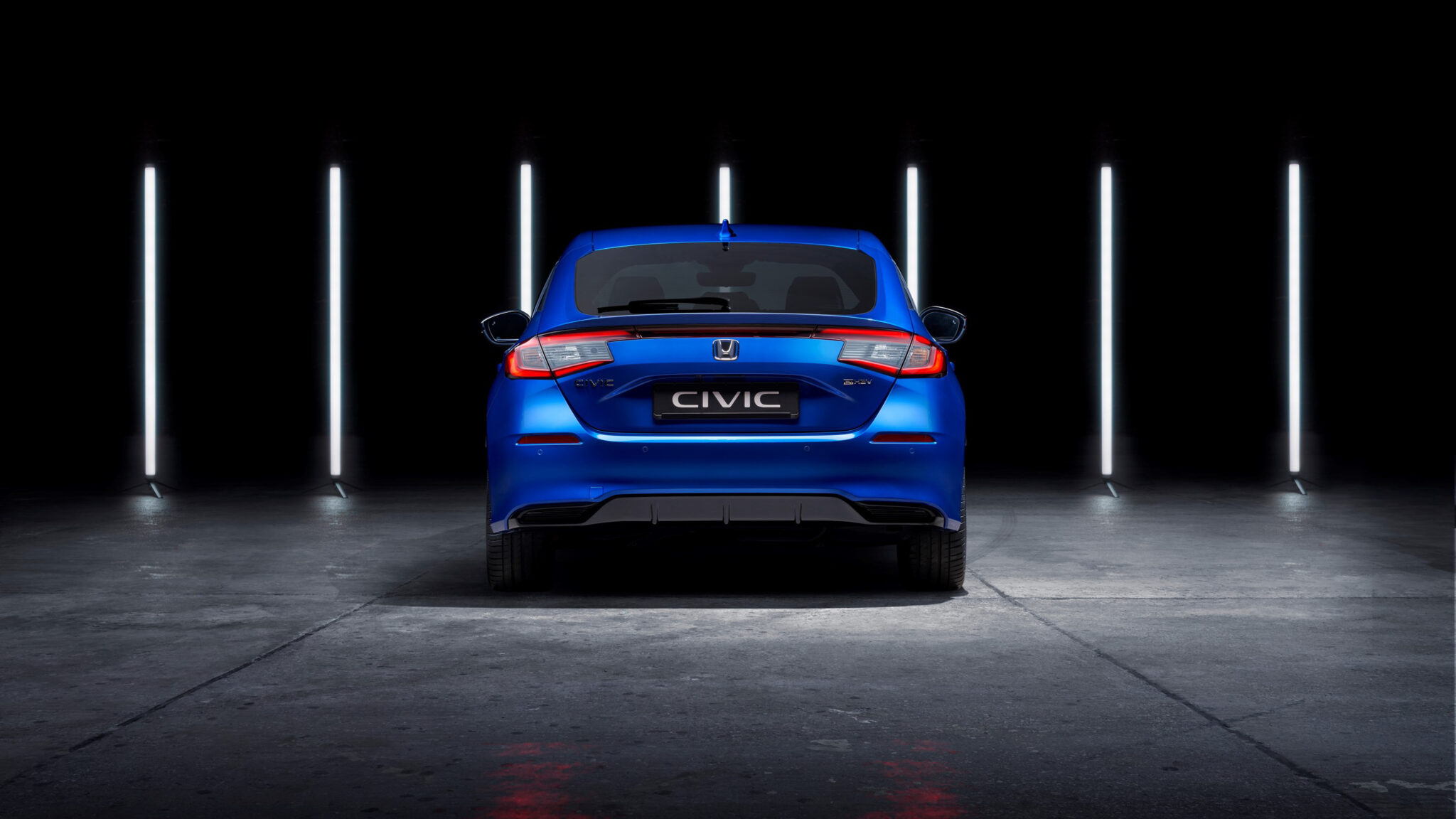 Honda's bewezen e:HEV-aandrijftechnologie (hybride elektrisch voertuig) wordt als standaard geleverd in de nieuwe Civic