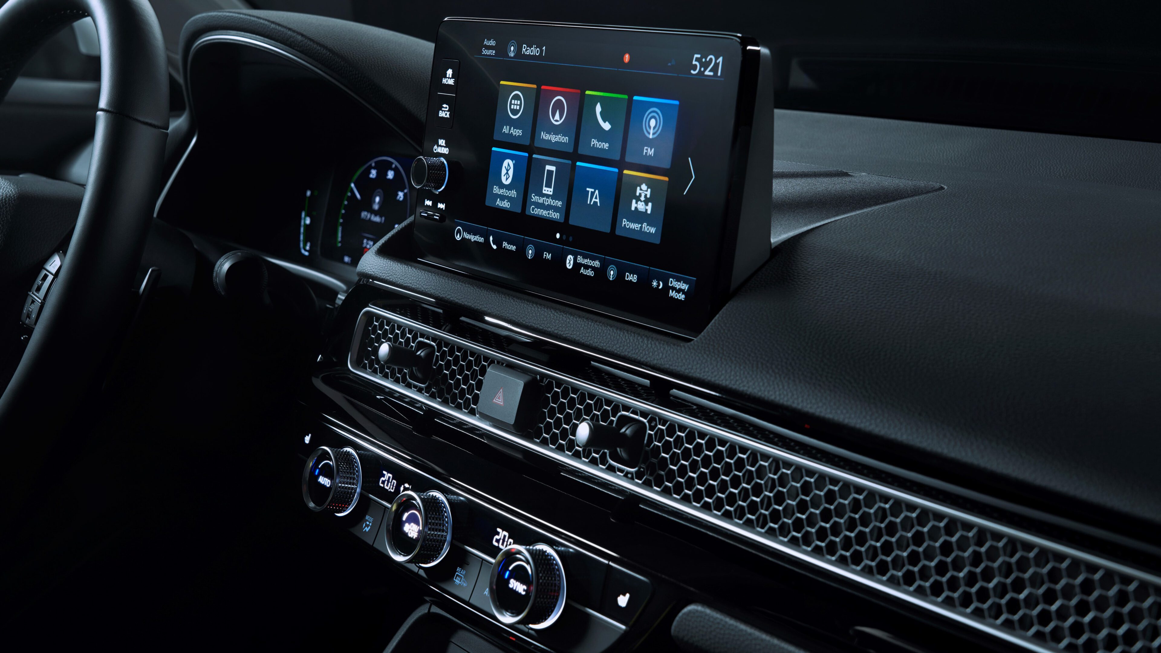 De nieuwe Civic biedt een intuïtief infotainmentpakket. Het formaat van het centrale touchscreen is vergroot tot negen inch en is naar boven verplaatst om het op- en neerkijken met de ogen te beperken. Het systeem wordt compleet geleverd met draadloze Apple CarPlay- en Android Auto-compatibiliteit om inzittenden onderweg verbonden te houden.