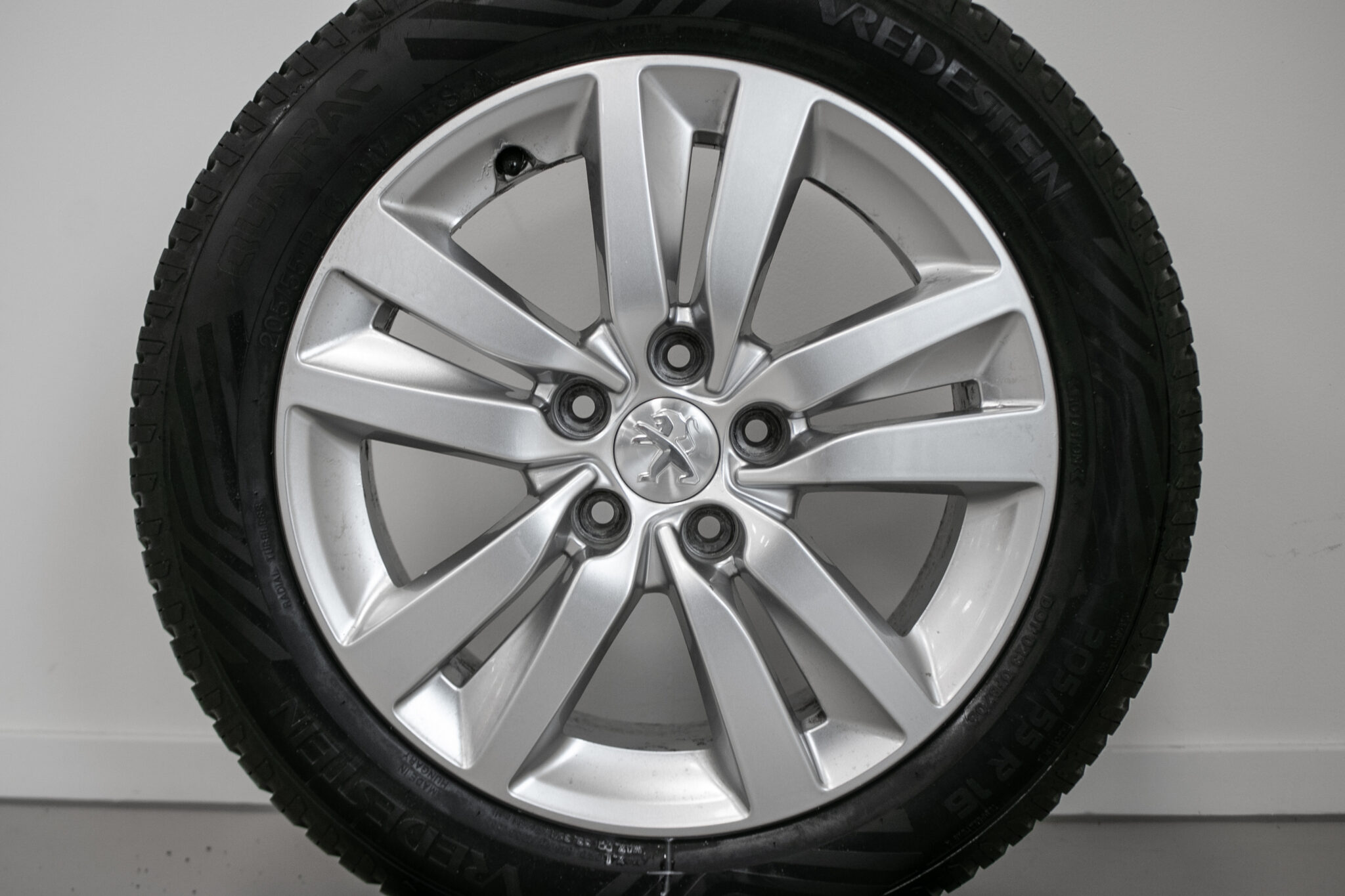 16″ allseasonwielen voor de Peugeot 308 / 308SW  2014 -
€595,-
Gebruikt. Profieldiepte: 6.0mm - 7.0mm