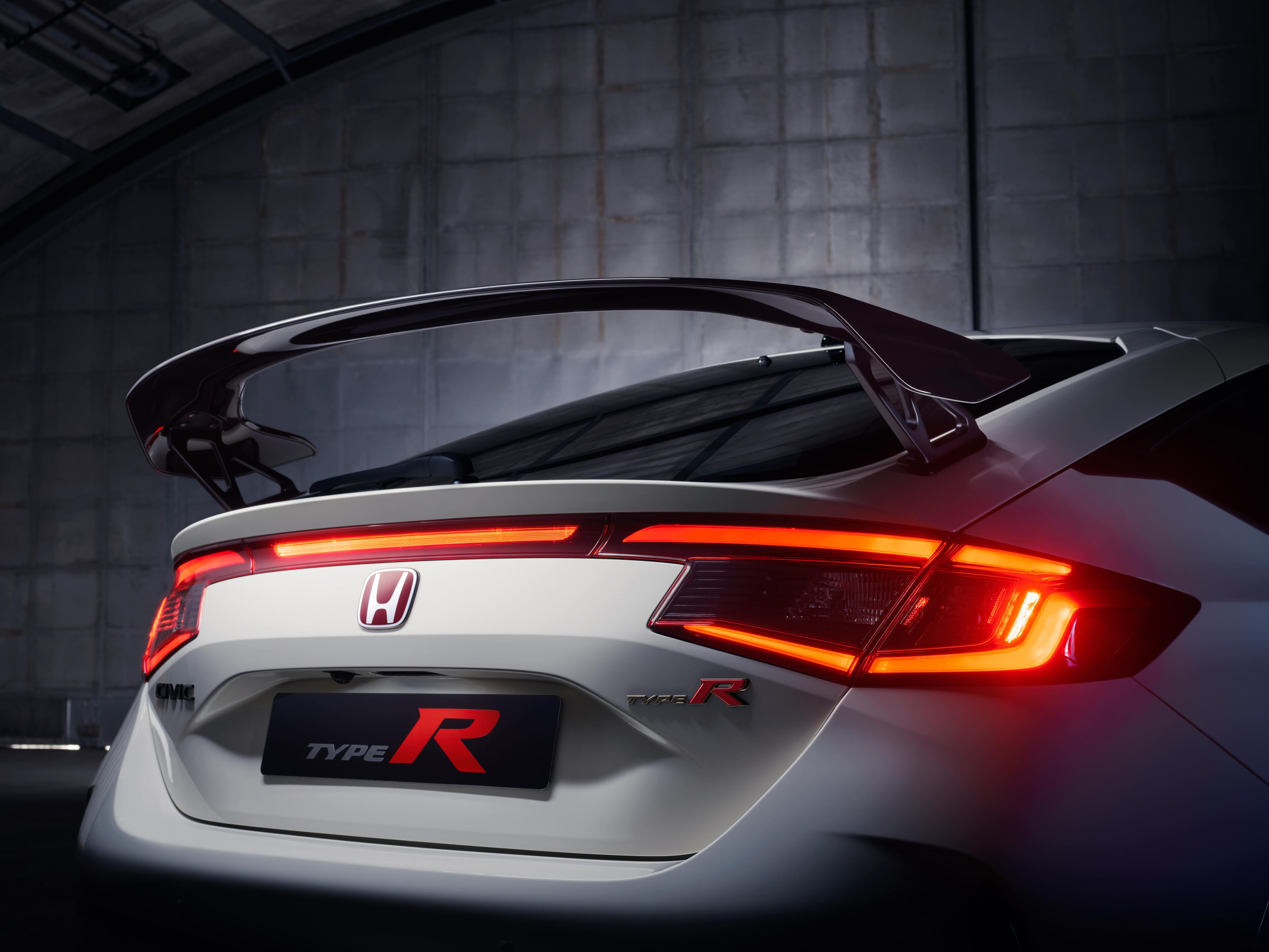 De achterspoiler van de Type R heeft een nieuwe zwevende vorm die de aerodynamische neerwaartse kracht verbetert.